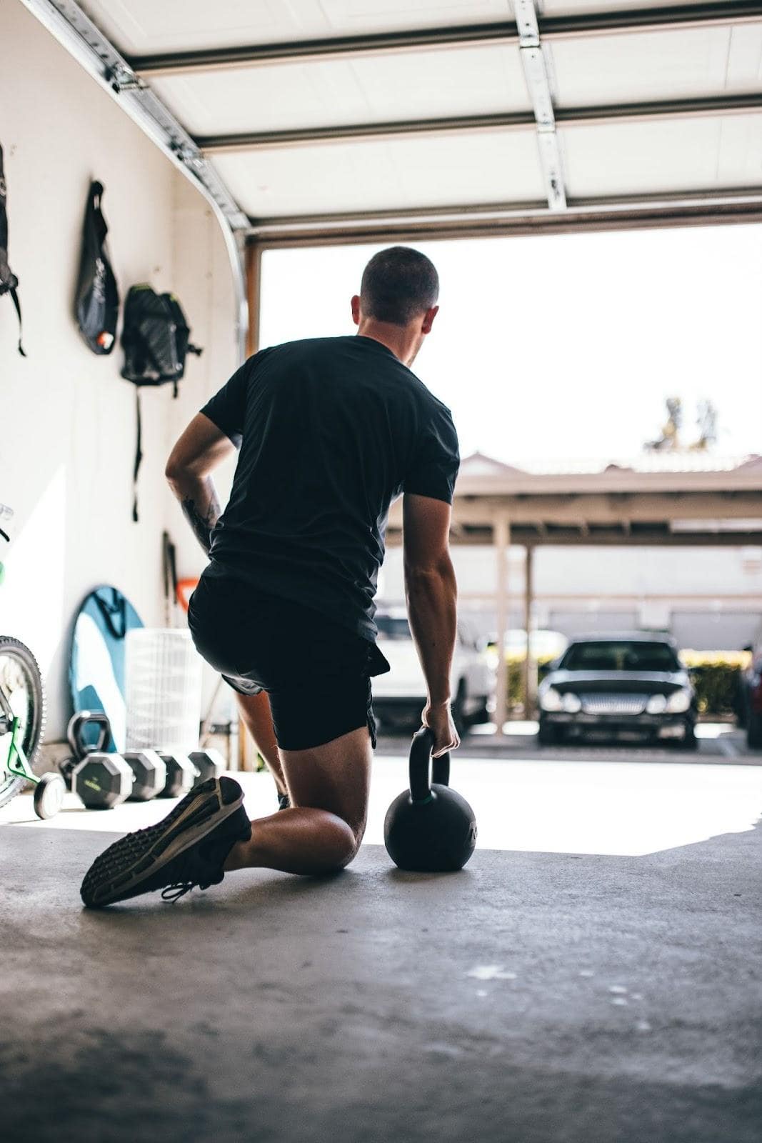 Man som tränar med en kettlebell