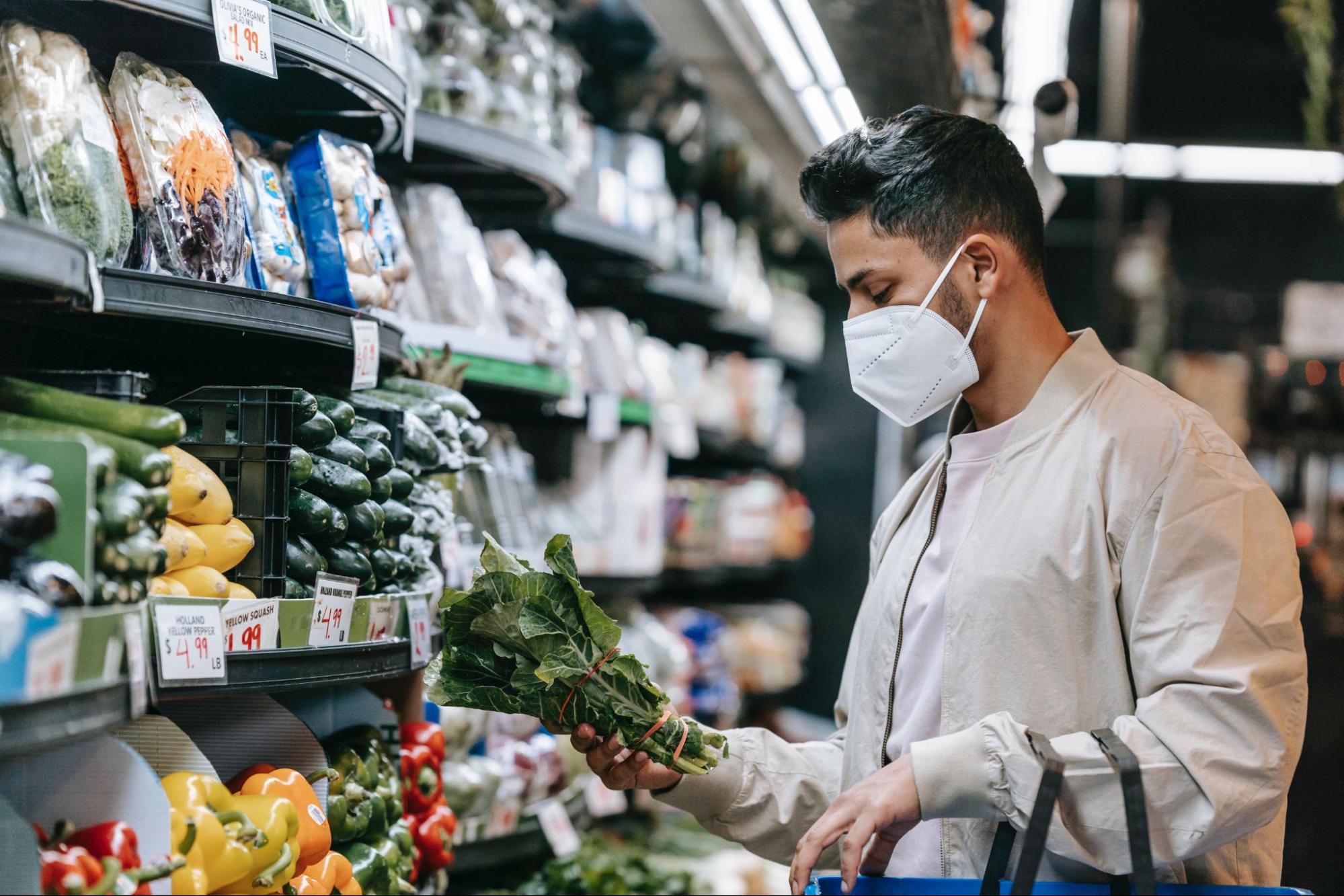 Человек покупает продукты в маске