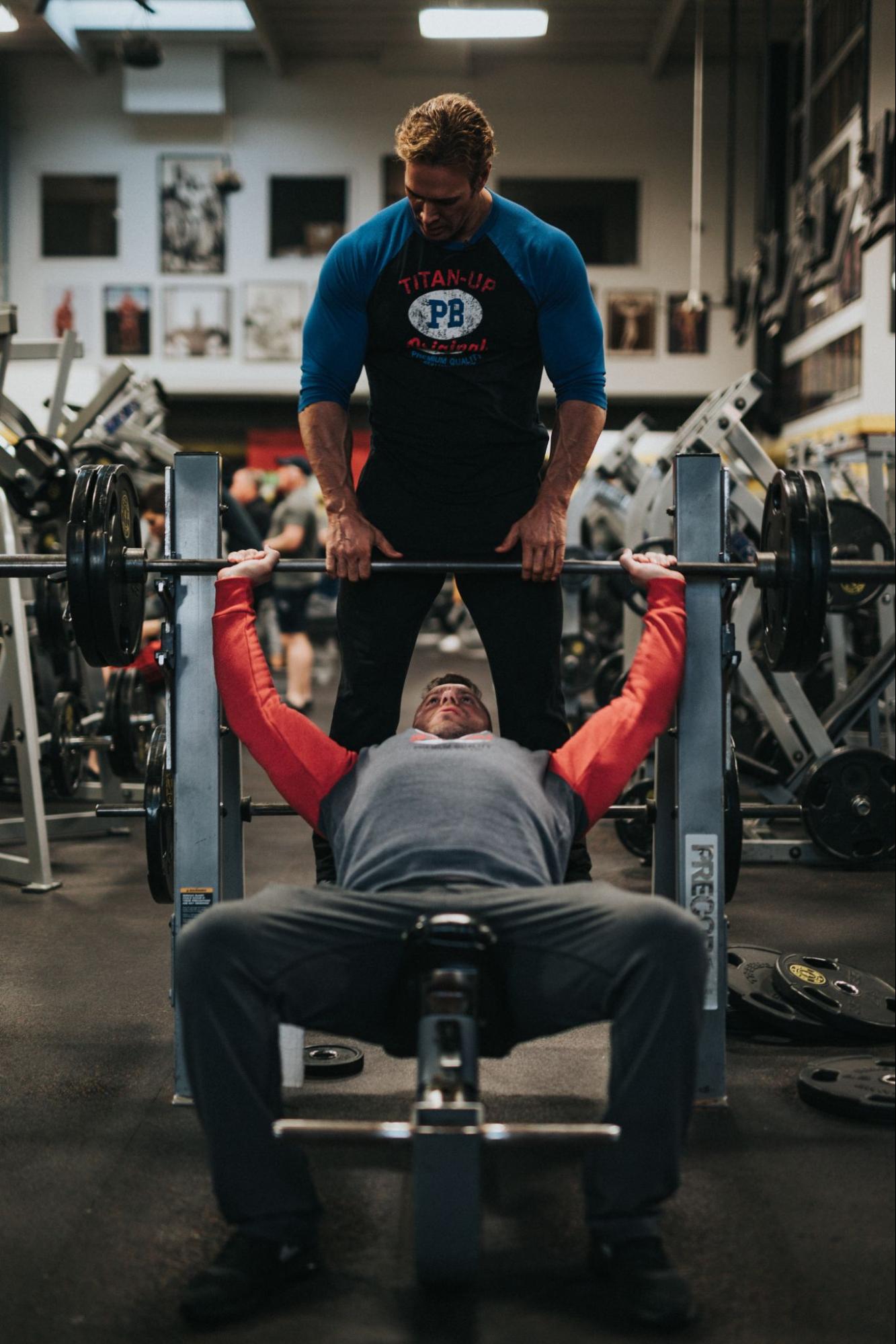 Bodybuilder, der einen weiteren Gewichtheber unterstützt