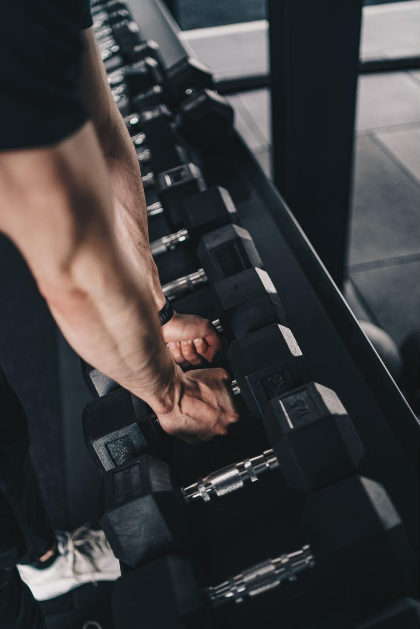 Ramasser des poids au gymnase