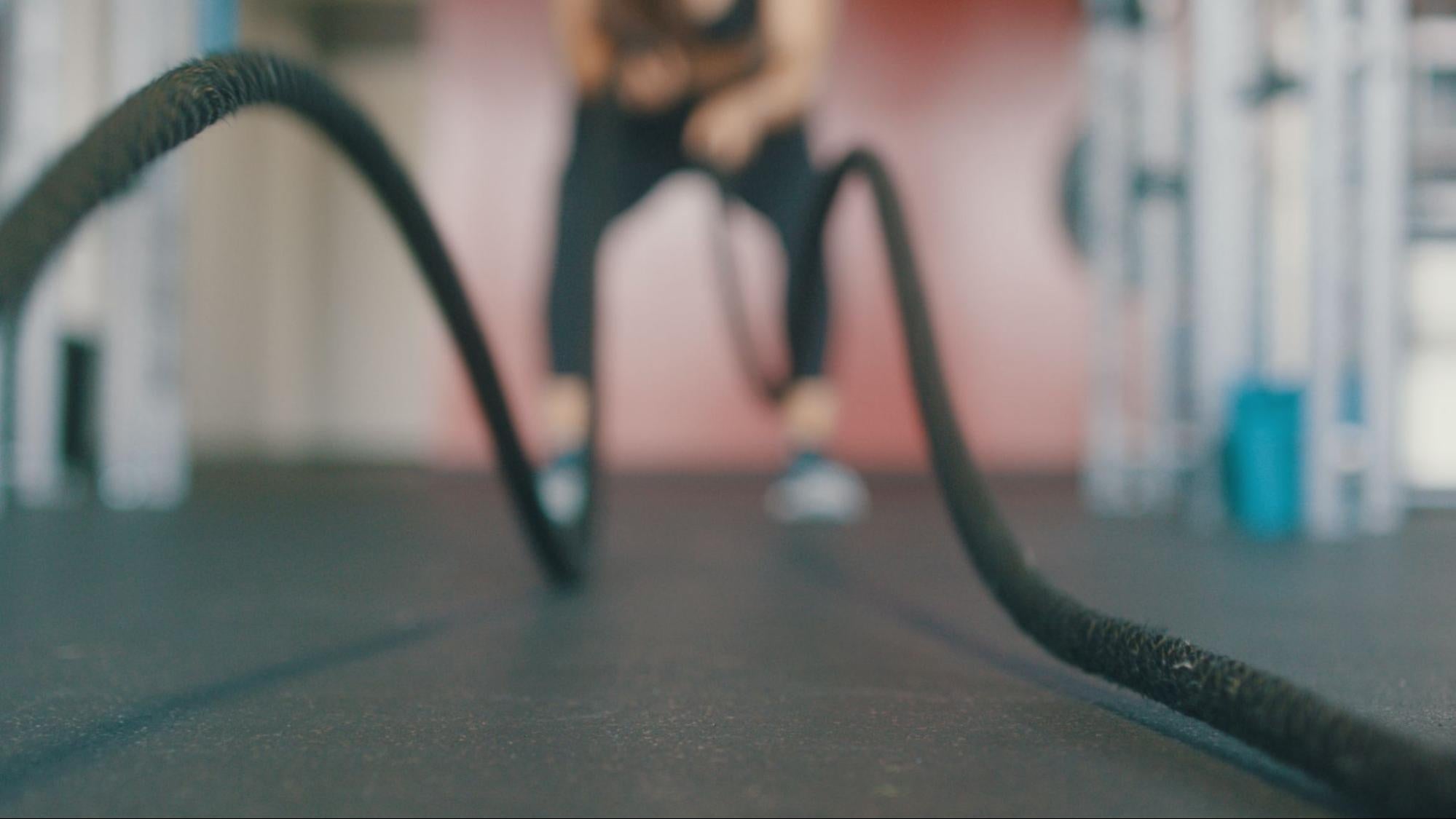 O homem completa o exercício de corda usando o pré-treino