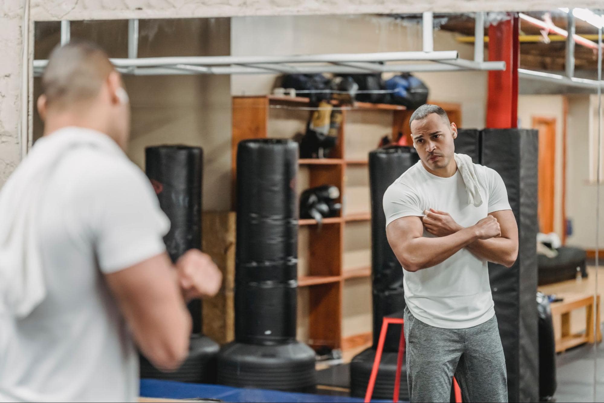 hombre en gimnasio