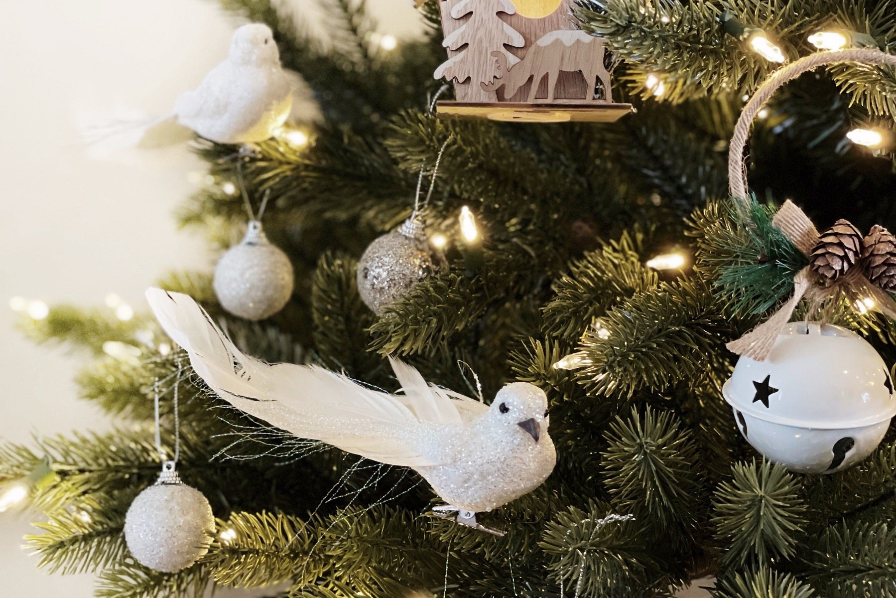 https://cdn.shopify.com/s/files/1/0594/1978/7440/collections/Twig-and-feather-neutral-white-christmas-1-lr.jpg?v=1663155143