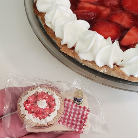 barbie size strawberry pie