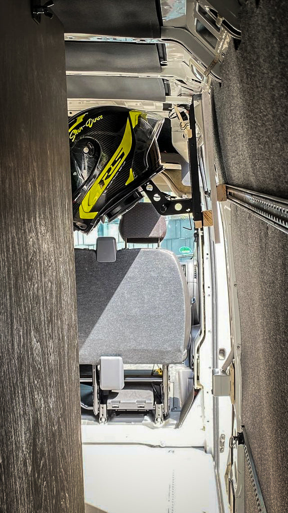Motorradklamotten im Van aufhängen und trocknen. Helmtrockner Van Rennstrecke.