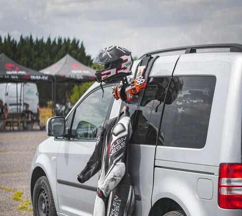 Motorgarderobe pitbiken, motorkleding helm aanhouden bij pitbiken.