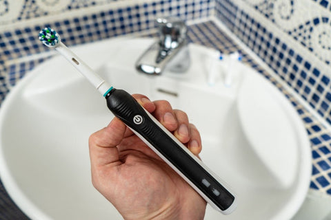 cómo limpiar un cepillo de dientes eléctrico