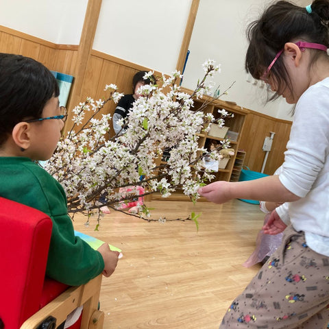 枝もの定期便サービスを運営する花色百貨の桜配りプロジェクトで配った桜を喜ぶ子どもたち