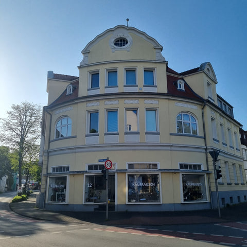 Außenansicht des Ladengeschäfts "Shoppen Im Kaufrausch" in Detmold, Bielefelder Str. 12.