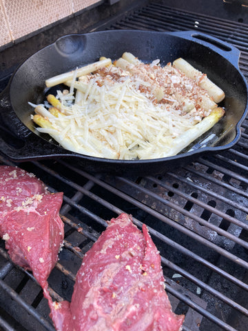 Spargel und Steak auf dem Grill