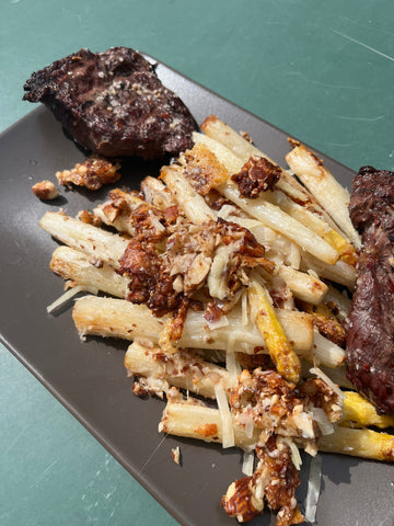 Spargel mit Steak und Parmesan angerichtet 