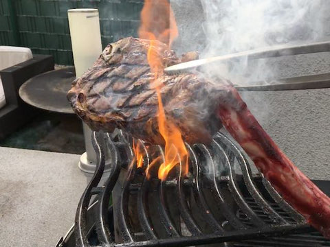 Tomahawk Steak Anzündkamin Feuer