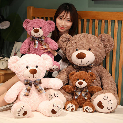 Mädchen mit Teddys in verschiedenen Größen