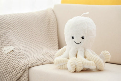 Oktopus Kuscheltier Weiss auf dem Sofa