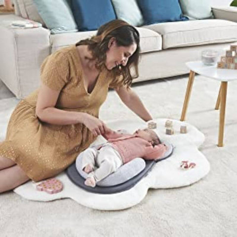 Tragbares Baby-Bett im Einsatz