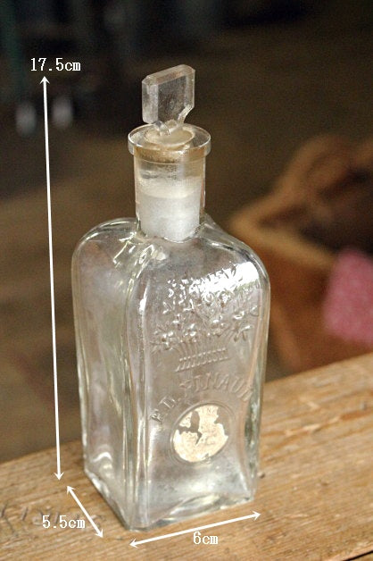 エンボスロゴが可愛いパフュームボトル（香水瓶） フランス