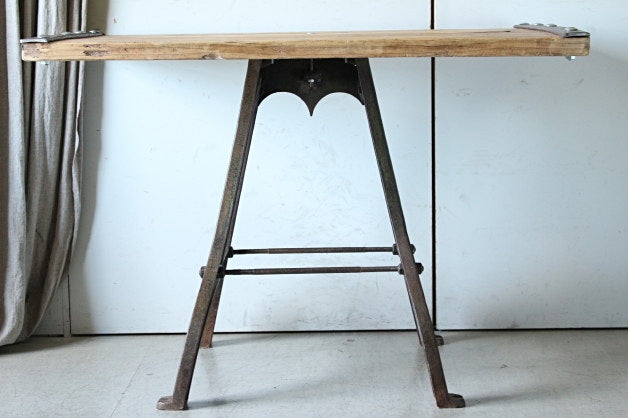 鉄脚がかっこいいインダストリアルテーブル（机） イギリス