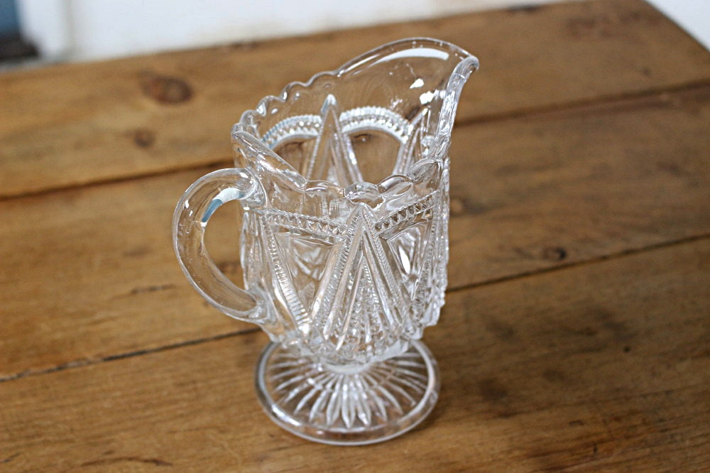 ぽってり揺らめくガラスが美しいミルクジャグ イギリスアンティークガラス雑貨 – チェルシーオールド