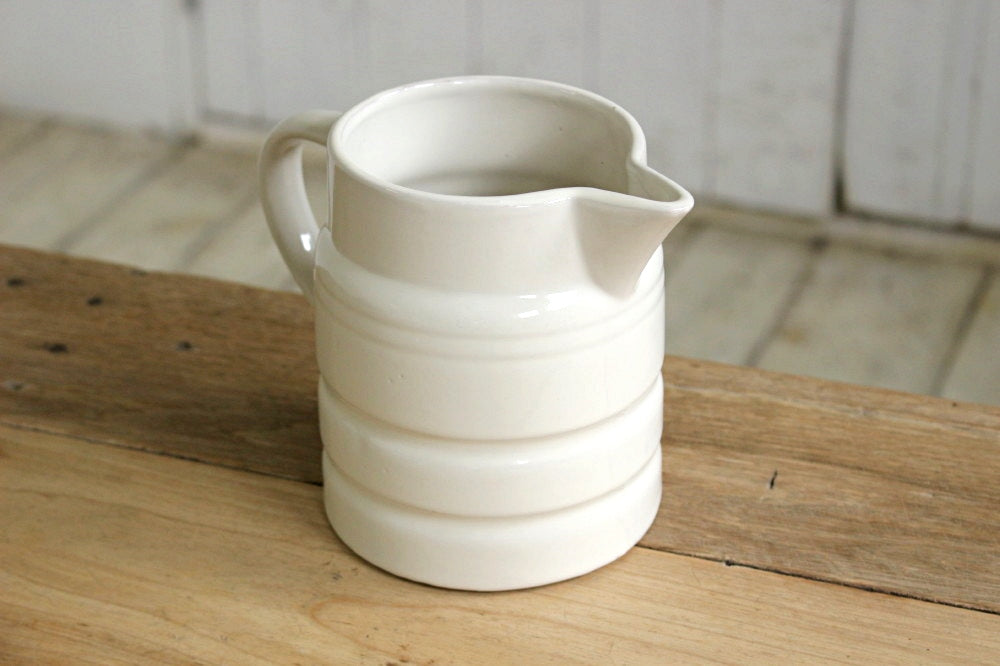大変便利に活躍してくれる白い陶器ジャグ（高さ14.5cm） イギリス 