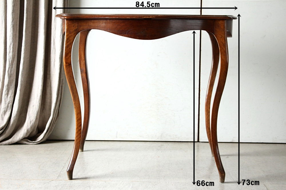 華奢な曲線の足が美しいマホガニー材サイドテーブル（高さ73cm 
