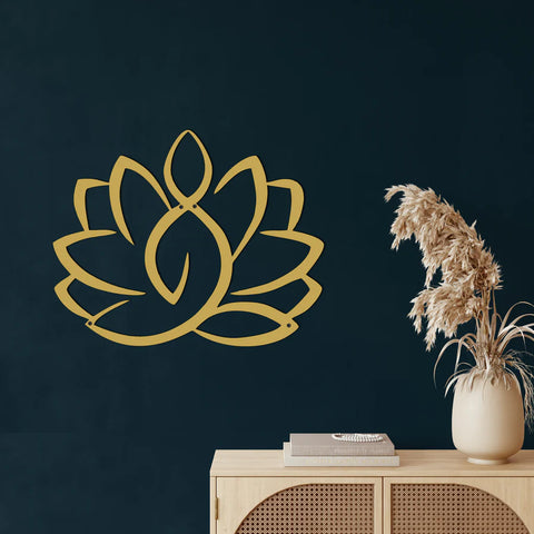 Ein minimalistisches goldenes Wandkunstwerk aus Metall, das eine Lotusblume darstellt