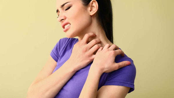 Una mujer con una erupción de estrés en el cuello.