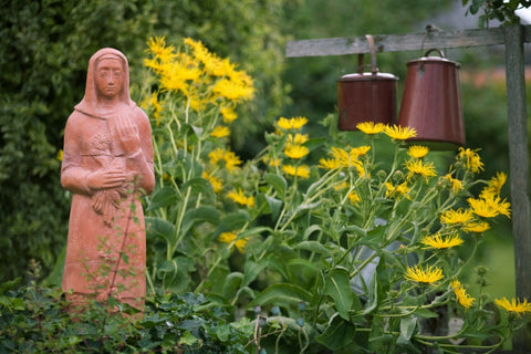 修道院の庭のハーブと修道女の像