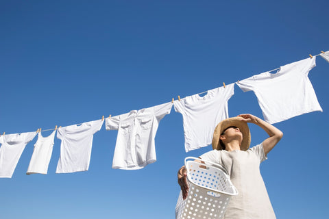 洗濯干し時にも紫外線をあびる女性