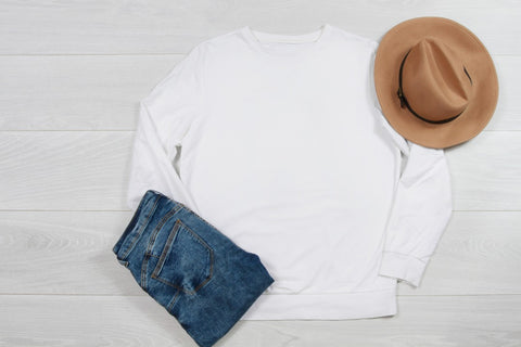 白い長袖シャツと帽子