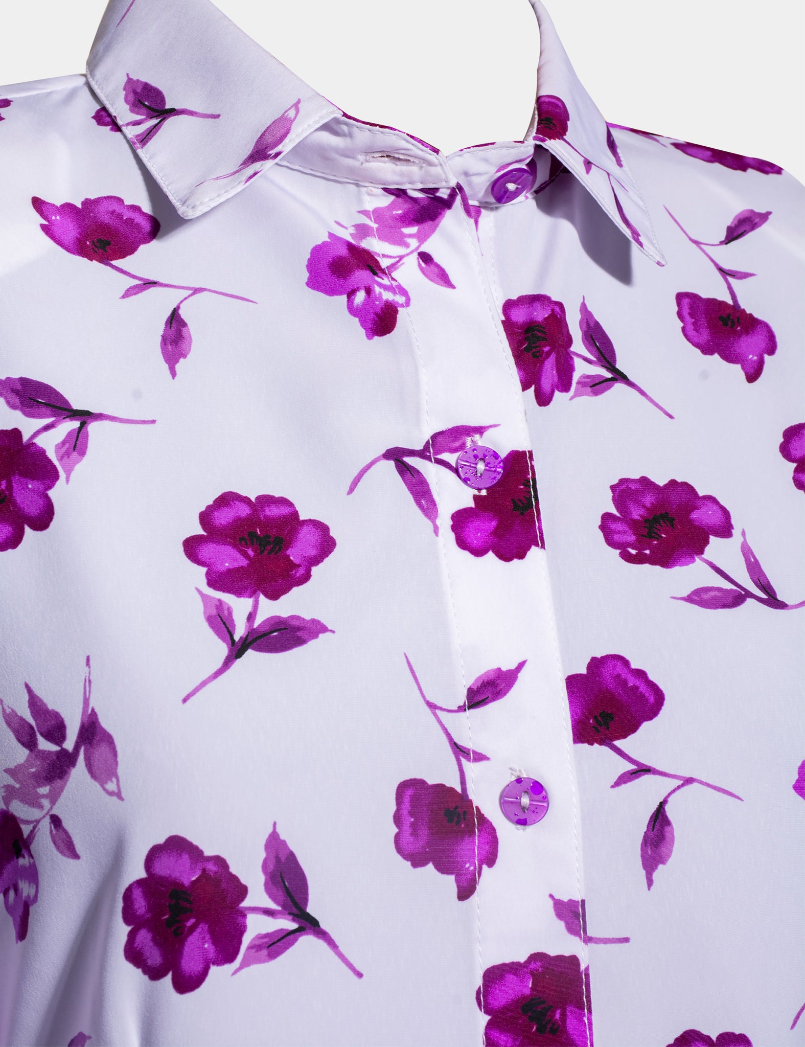 Blusa Blanca Flores Moradas – Anayibe Boutique