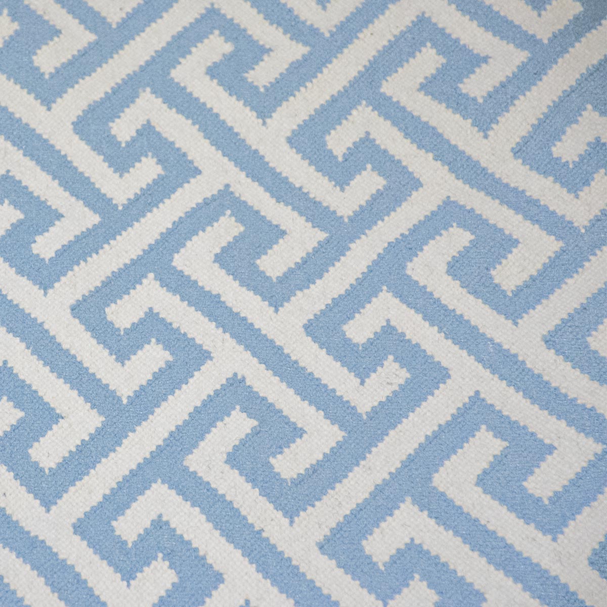 שטיח קילים הדס 03 תכלת/לבן עם פרנזים | השטיח האדום