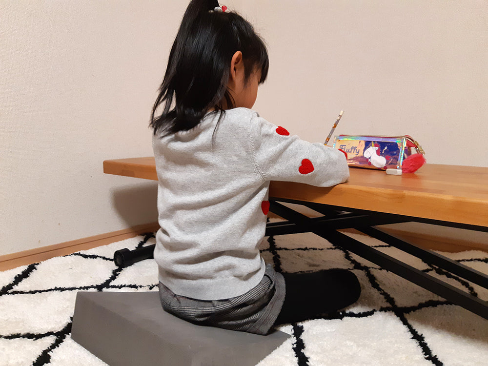 Zenフォームに座って勉強する少女