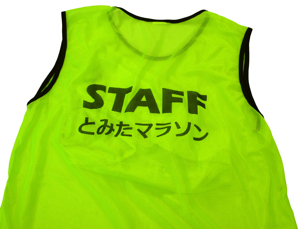 STAFFの下にチーム名が入ったビブス