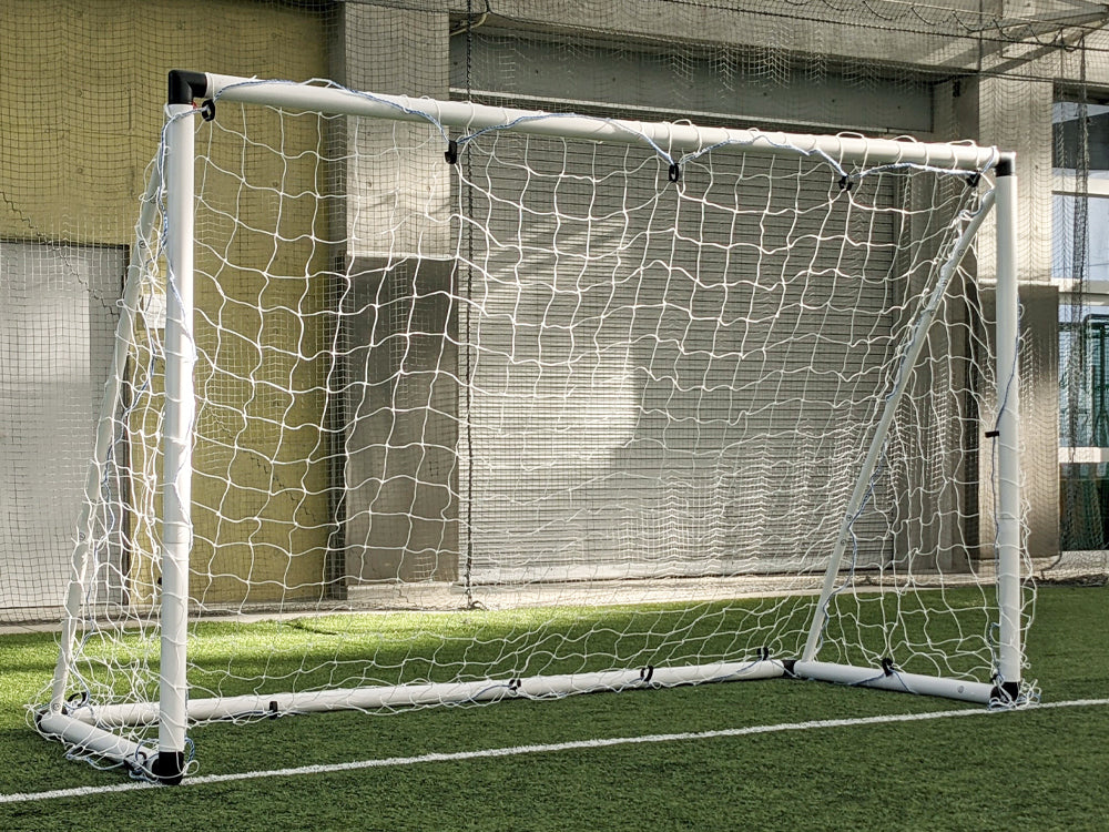 芝生に設置した組み立て式サッカーゴール