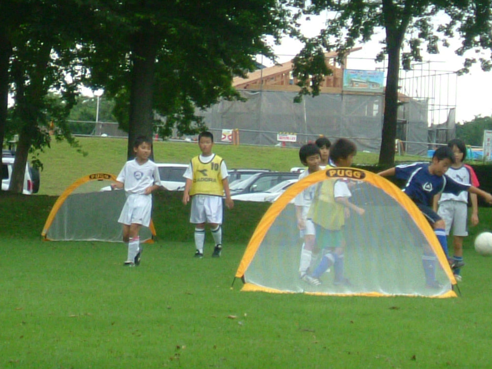 ミニサッカーゴールでミニゲームする子供たち