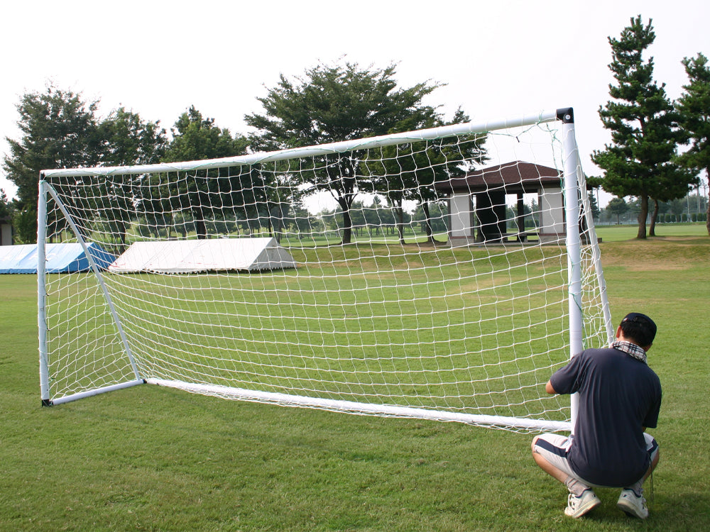 サッカーゴール組み立て作業