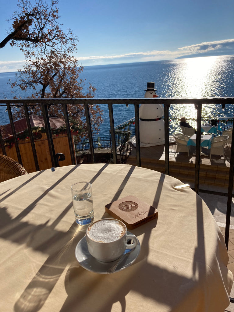 Restaurant am Meer, Kaffee und shoptimizer steht am Tisch mit Blick auf das Meer