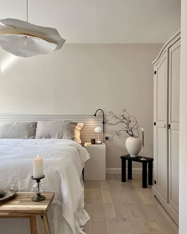 Chambre minimaliste beige et blanc cassé