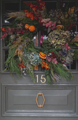 Couronne de Noël végétale DIY sur porte d'entrée