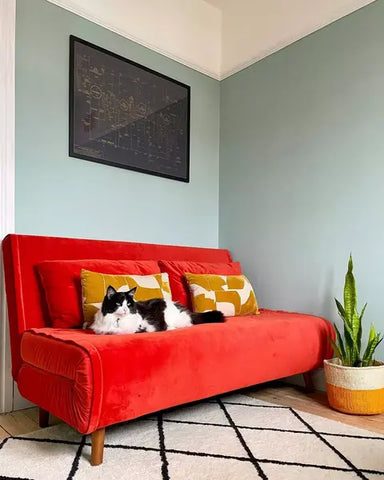 Canapé de couleur vive pour agrandir une petite pièce