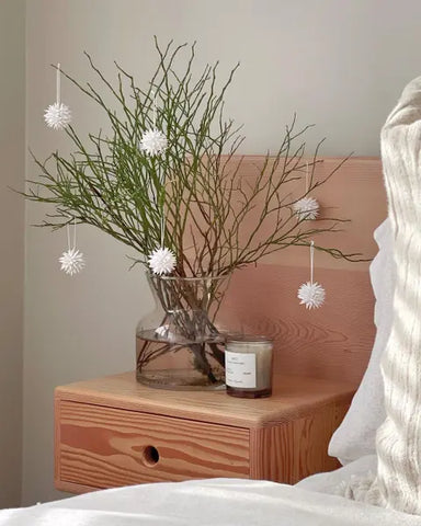 Déco de Noël minimaliste, boules blanches sur plantes d'intérieur