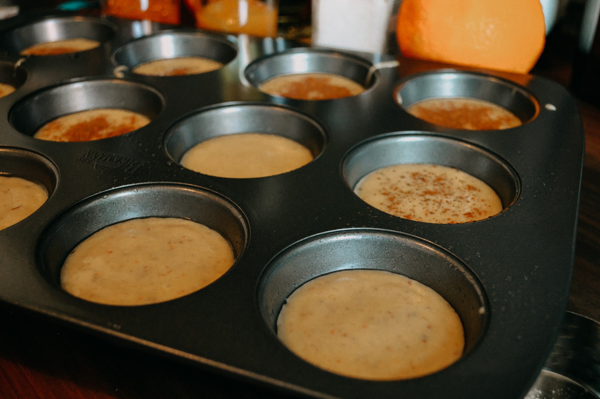 Muffins mit Marmelade und Nusssplittern