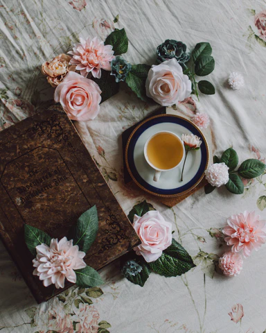 Filiżanka zielonej herbaty cejlońskiej, otoczona różami