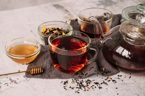 Czarna herbata z dodatkiem miodu