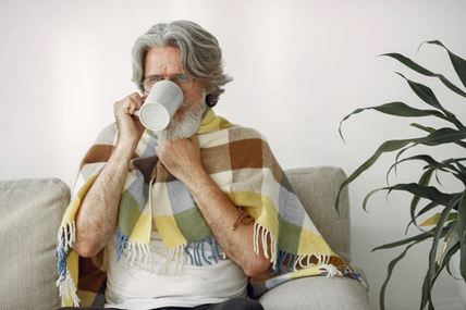 Chory mężczyzna pijący gorącą herbatę