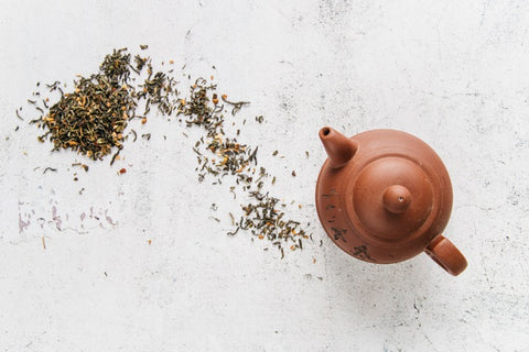 Dzbanek i rozsypany susz herbaciany