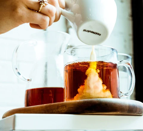 Jak zaparzyć czarną herbatę cejlońską z mlekiem