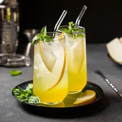 Gin Fizz; orzeźwiający koktajl z zieloną herbatą, ginem, limonką, tonikiem i kawałkami melona.