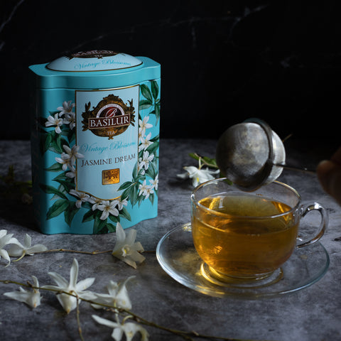 Czarna herbata Basilur Jasmine Dream w niebieskiej ozdobnej puszce