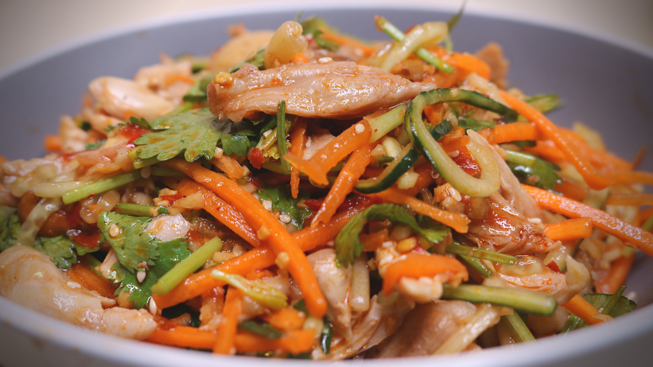 Копченая курица перец морковь. Салат китайский. Азиатский овощной салат. Острый салат. Китайский острый салат.
